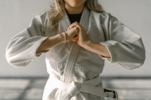 Vrouw in judo pak