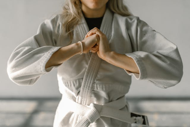 Vrouw in judo pak